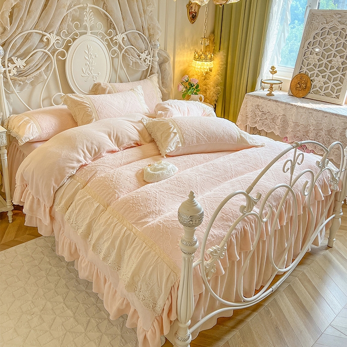 91家纺网 家纺一手货源 找家纺 （总）好儿喜家纺 2025新款法式雕花牛奶绒四件套床裙款-艾薇而系列