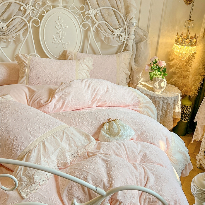 91家纺网 家纺一手货源 找家纺 （总）好儿喜家纺 2025新款法式雕花牛奶绒四件套床裙款-艾薇而系列