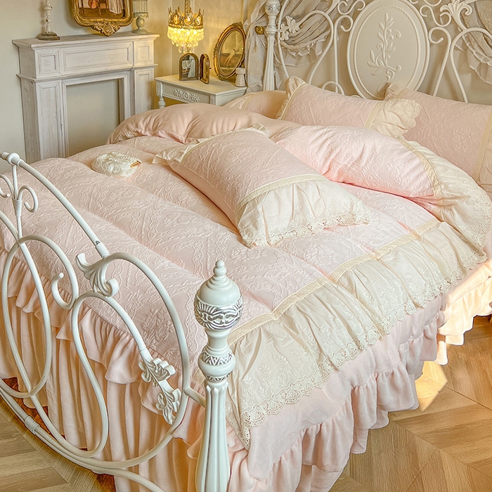 91家纺网 家纺一手货源 找家纺 （总）好儿喜家纺 2025新款法式雕花牛奶绒四件套床裙款-艾薇而系列