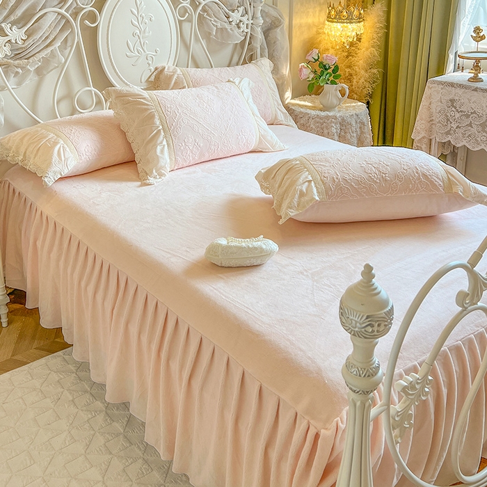 91家纺网 家纺一手货源 找家纺 （总）好儿喜家纺 2025新款法式雕花牛奶绒四件套床裙款-艾薇而系列