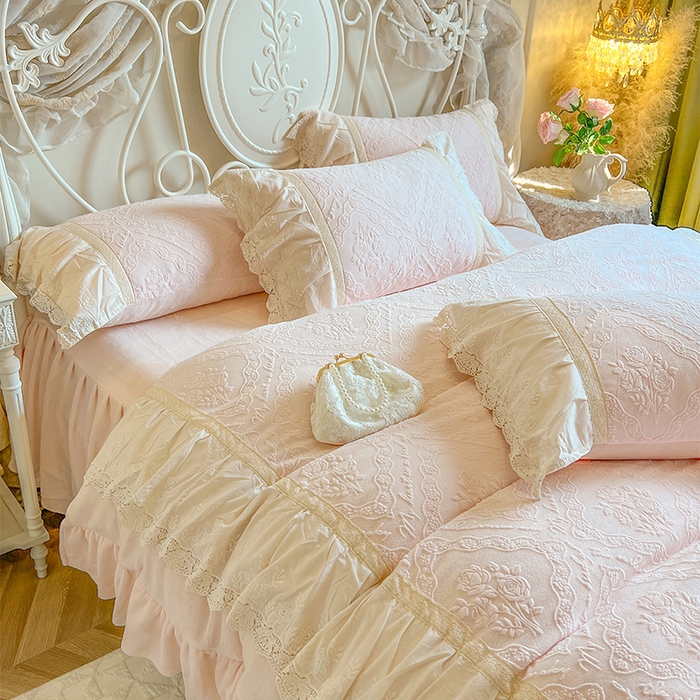 91家纺网 家纺一手货源 找家纺 （总）好儿喜家纺 2025新款法式雕花牛奶绒四件套床裙款-艾薇而系列