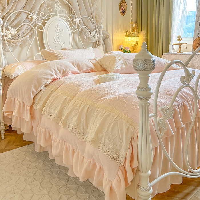 91家纺网 家纺一手货源 找家纺 （总）好儿喜家纺 2025新款法式雕花牛奶绒四件套床裙款-艾薇而系列