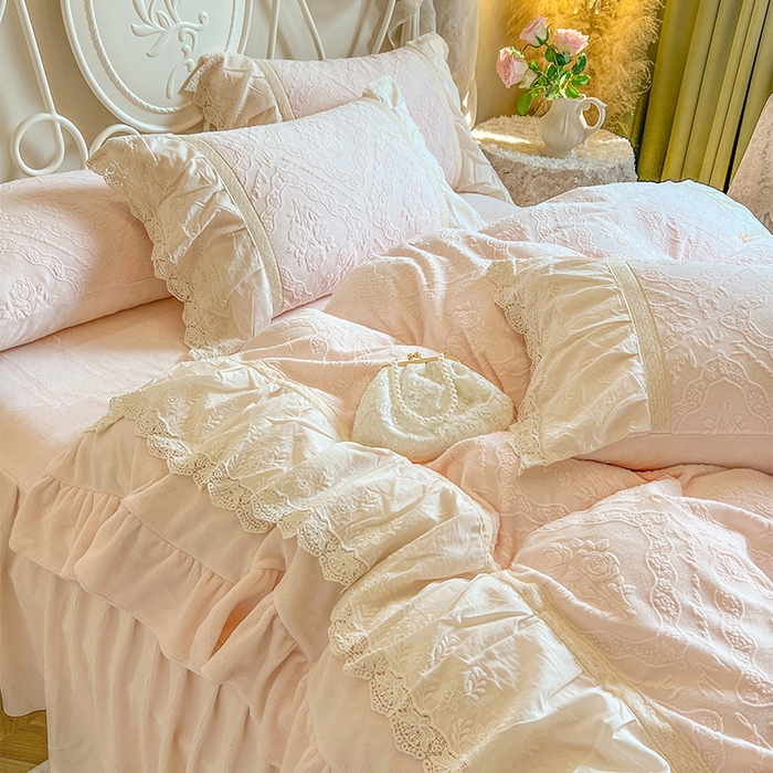 91家纺网 家纺一手货源 找家纺 （总）好儿喜家纺 2025新款法式雕花牛奶绒四件套床裙款-艾薇而系列