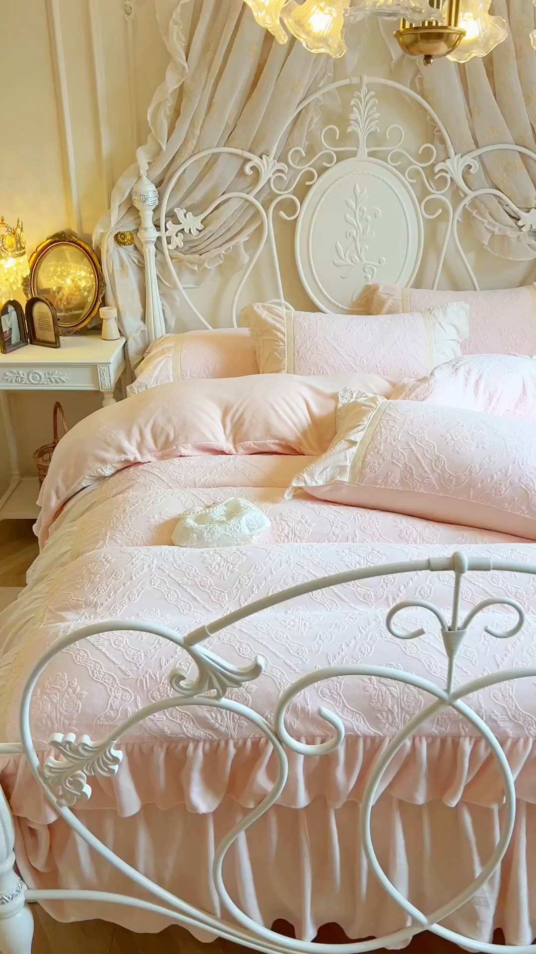 91家纺网 家纺一手货源 找家纺 （总）好儿喜家纺 2025新款法式雕花牛奶绒四件套床裙款-艾薇而系列