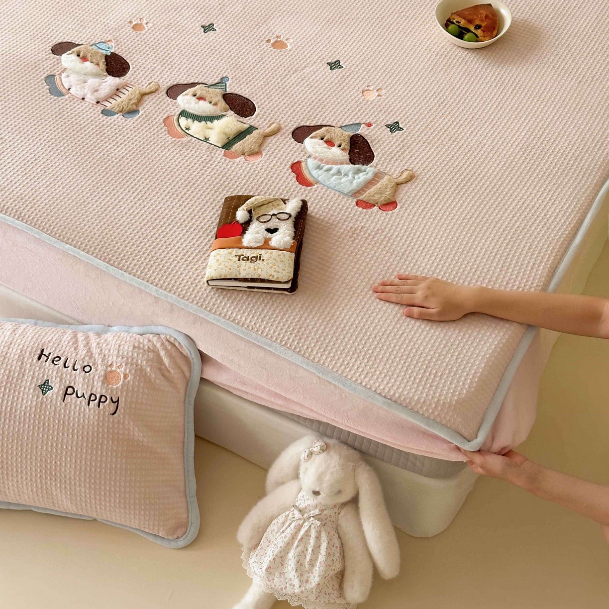 91家纺网 家纺一手货源 找家纺 （总）Sweet dreams甜梦 2025新款华夫格绒兔毛贴布床笠三件套