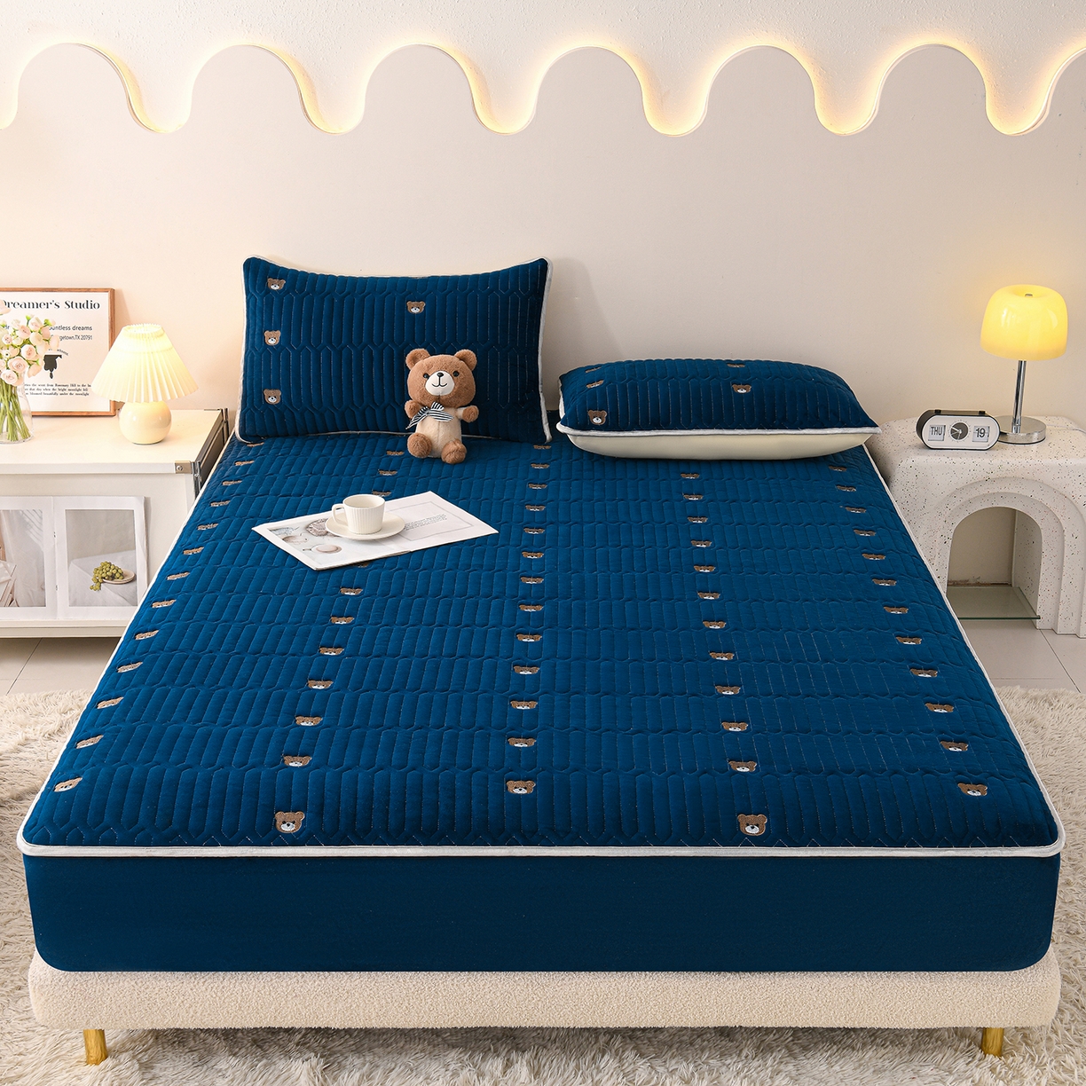 91家纺网 家纺一手货源 找家纺 （总）推推家纺 2025新款刺绣夹棉宝宝绒床笠牛奶绒床垫保护套