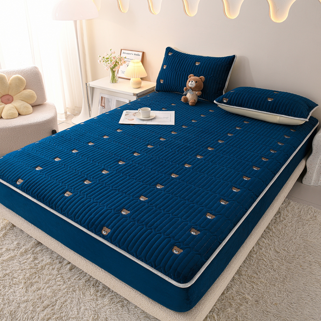 91家纺网 家纺一手货源 找家纺 （总）推推家纺 2025新款刺绣夹棉宝宝绒床笠牛奶绒床垫保护套