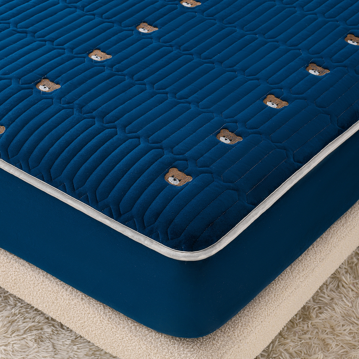 91家纺网 家纺一手货源 找家纺 （总）推推家纺 2025新款刺绣夹棉宝宝绒床笠牛奶绒床垫保护套