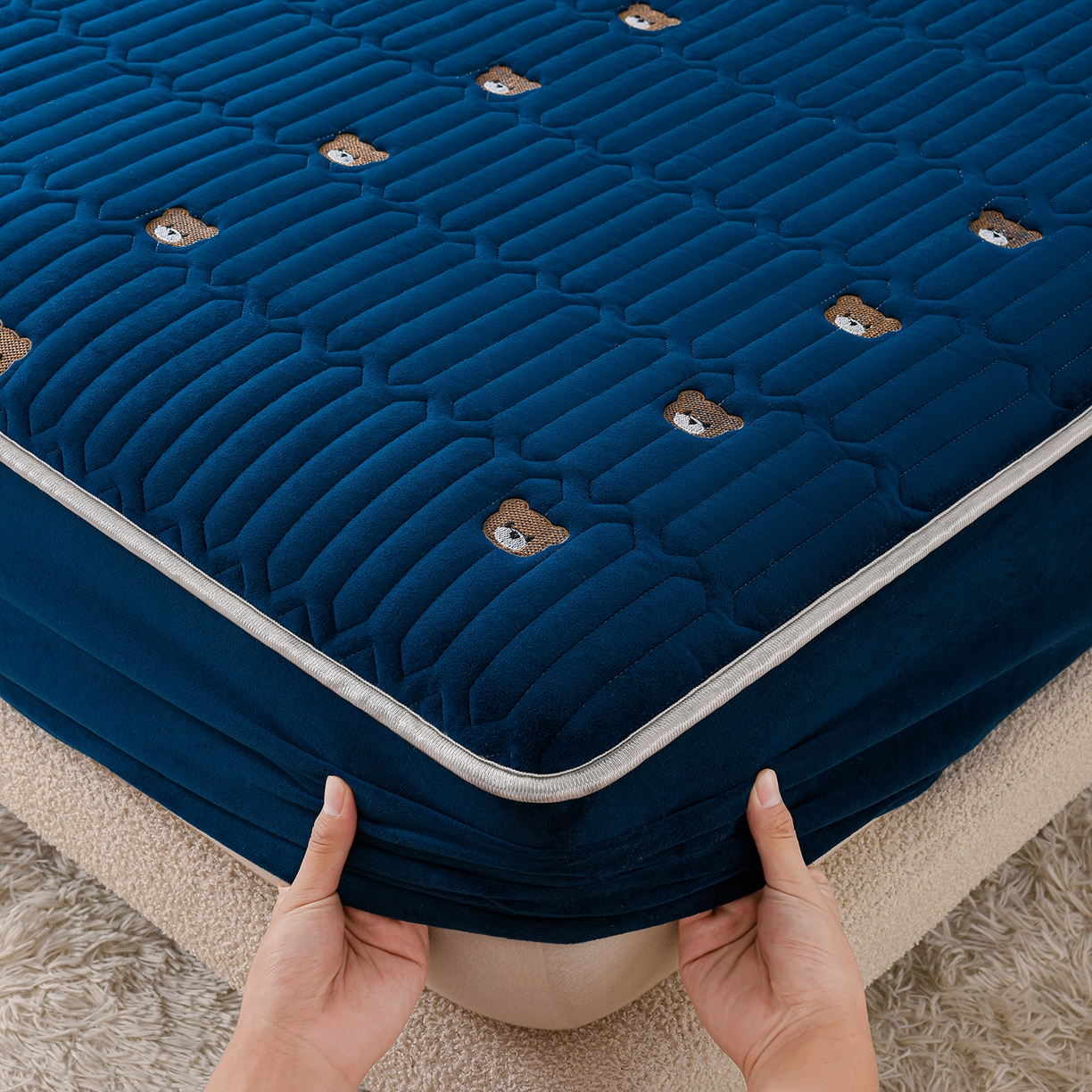 91家纺网 家纺一手货源 找家纺 （总）推推家纺 2025新款刺绣夹棉宝宝绒床笠牛奶绒床垫保护套