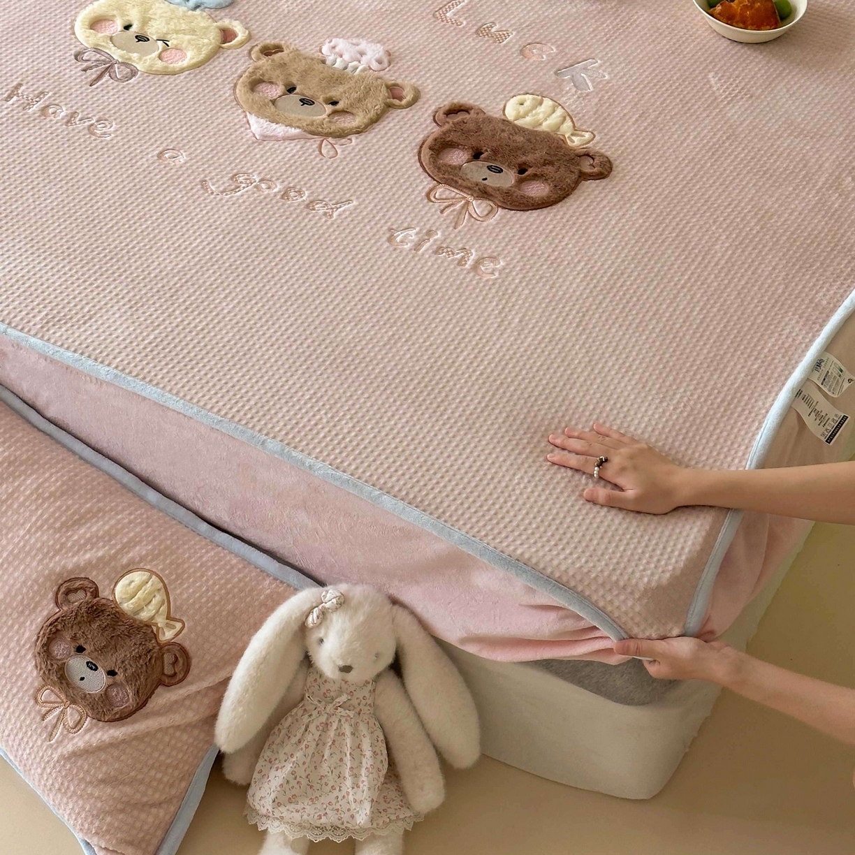 91家纺网 家纺一手货源 找家纺 （总）Sweet dreams甜梦 2025新款华夫格绒兔毛贴布床笠三件套