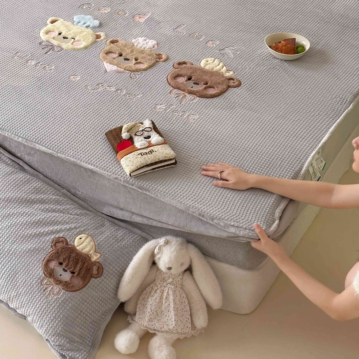 91家纺网 家纺一手货源 找家纺 （总）Sweet dreams甜梦 2025新款华夫格绒兔毛贴布床笠三件套