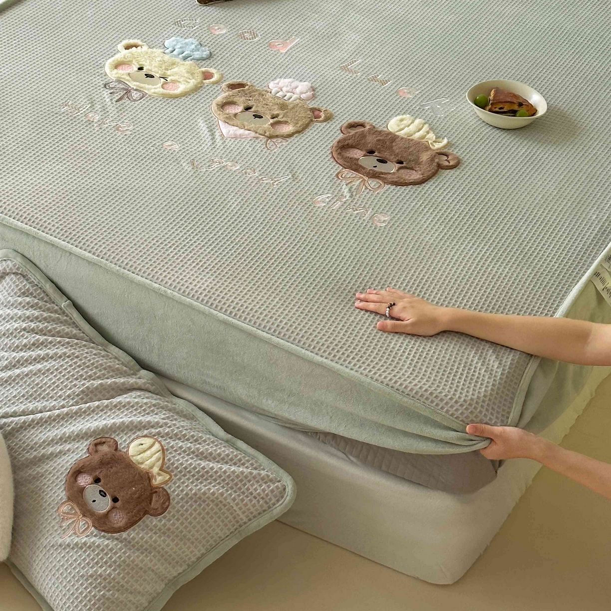 91家纺网 家纺一手货源 找家纺 （总）Sweet dreams甜梦 2025新款华夫格绒兔毛贴布床笠三件套