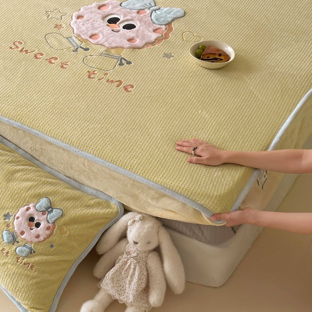 91家纺网 家纺一手货源 找家纺 （总）Sweet dreams甜梦 2025新款华夫格绒兔毛贴布床笠三件套