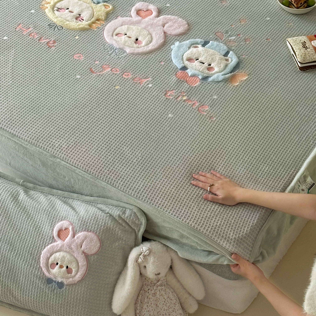 91家纺网 家纺一手货源 找家纺 （总）Sweet dreams甜梦 2025新款华夫格绒兔毛贴布床笠三件套