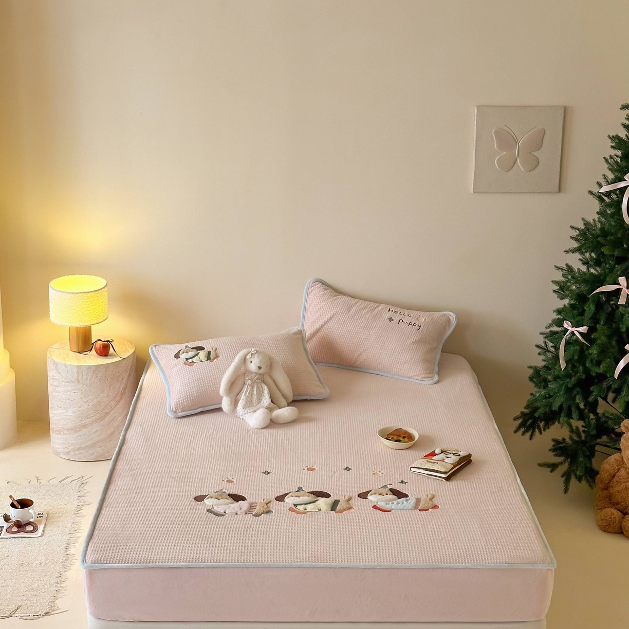 91家纺网 家纺一手货源 找家纺 Sweet dreams甜梦 2025新款华夫格绒兔毛贴布床笠三件套 三只小狗粉