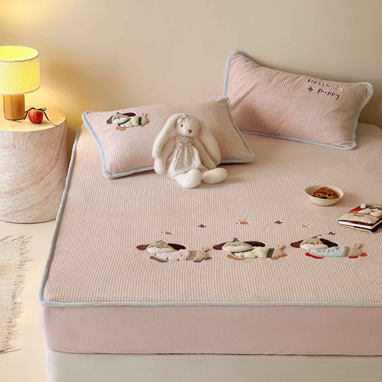 91家纺网 家纺一手货源 找家纺 Sweet dreams甜梦 2025新款华夫格绒兔毛贴布床笠三件套 三只小狗粉