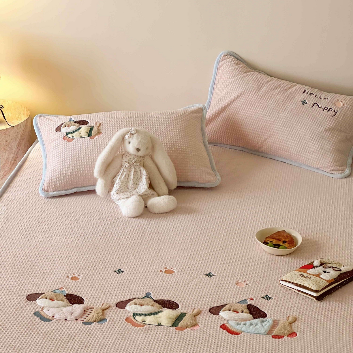 91家纺网 家纺一手货源 找家纺 Sweet dreams甜梦 2025新款华夫格绒兔毛贴布床笠三件套 三只小狗粉