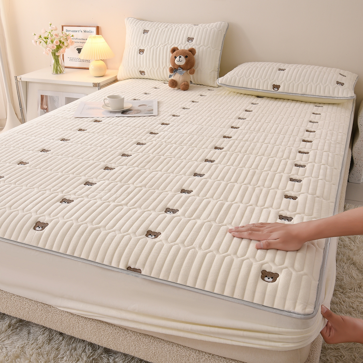 91家纺网 家纺一手货源 找家纺 （总）推推家纺 2025新款刺绣夹棉宝宝绒床笠牛奶绒床垫保护套