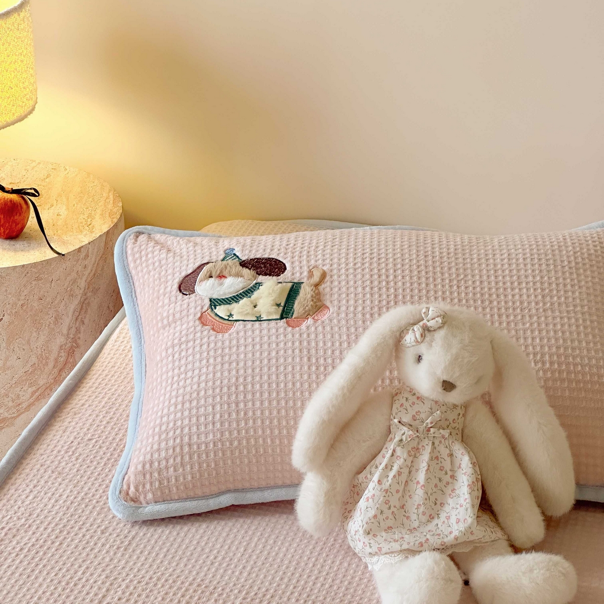 91家纺网 家纺一手货源 找家纺 Sweet dreams甜梦 2025新款华夫格绒兔毛贴布床笠三件套 三只小狗粉