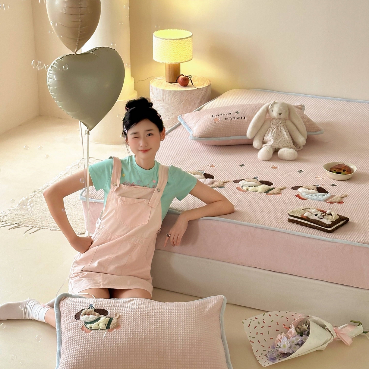 91家纺网 家纺一手货源 找家纺 Sweet dreams甜梦 2025新款华夫格绒兔毛贴布床笠三件套 三只小狗粉