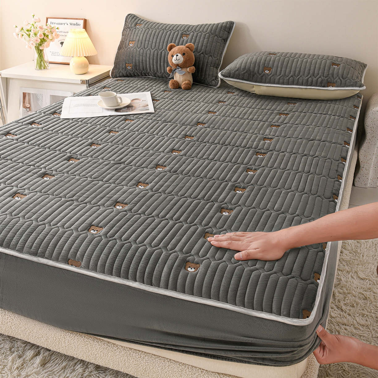 91家纺网 家纺一手货源 找家纺 （总）推推家纺 2025新款刺绣夹棉宝宝绒床笠牛奶绒床垫保护套