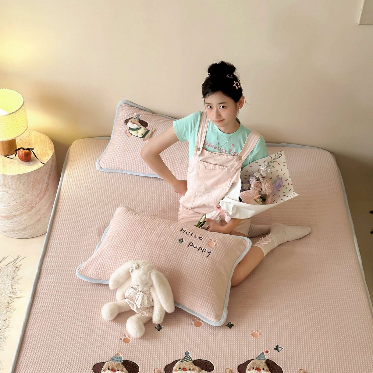 91家纺网 家纺一手货源 找家纺 Sweet dreams甜梦 2025新款华夫格绒兔毛贴布床笠三件套 三只小狗粉