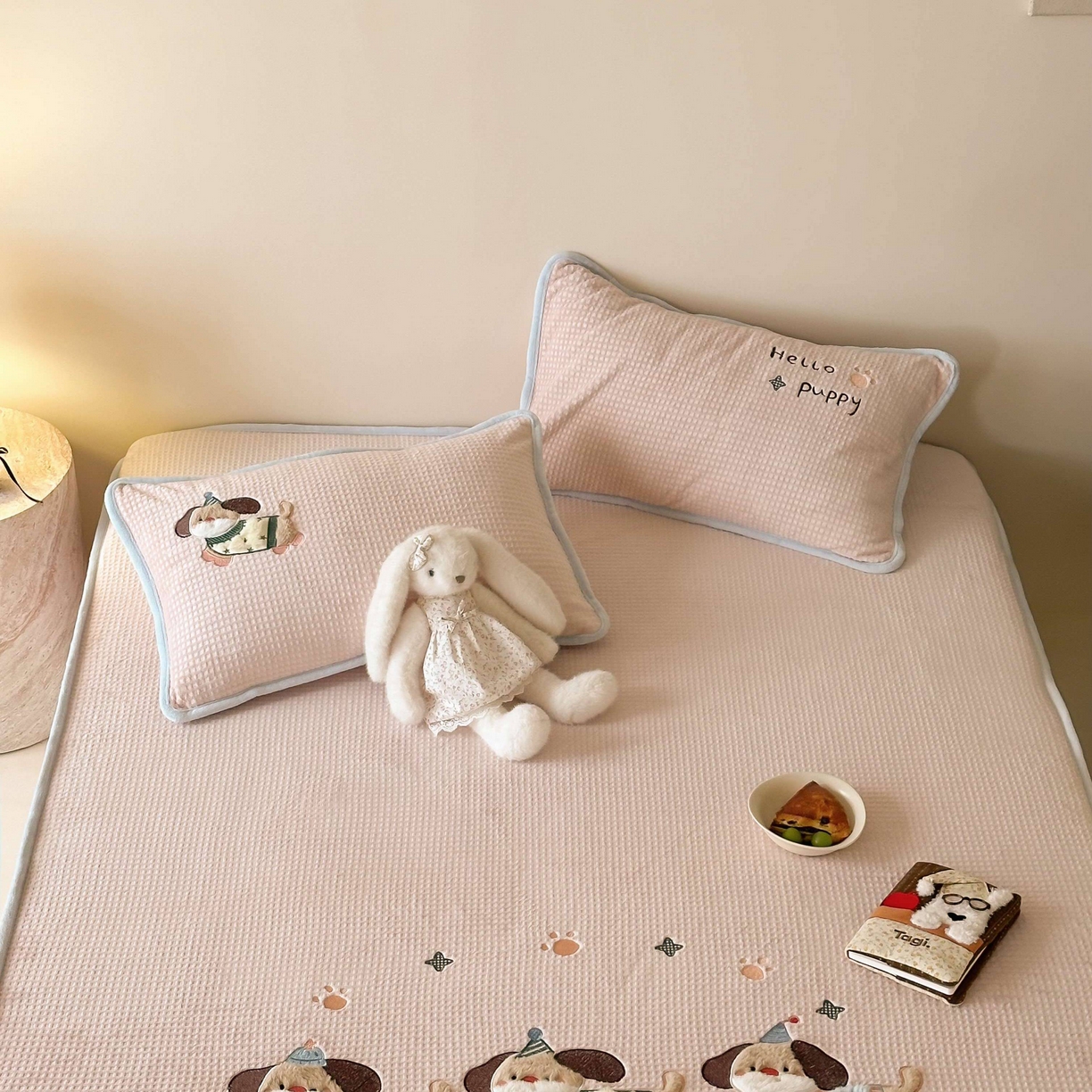 91家纺网 家纺一手货源 找家纺 Sweet dreams甜梦 2025新款华夫格绒兔毛贴布床笠三件套 三只小狗粉