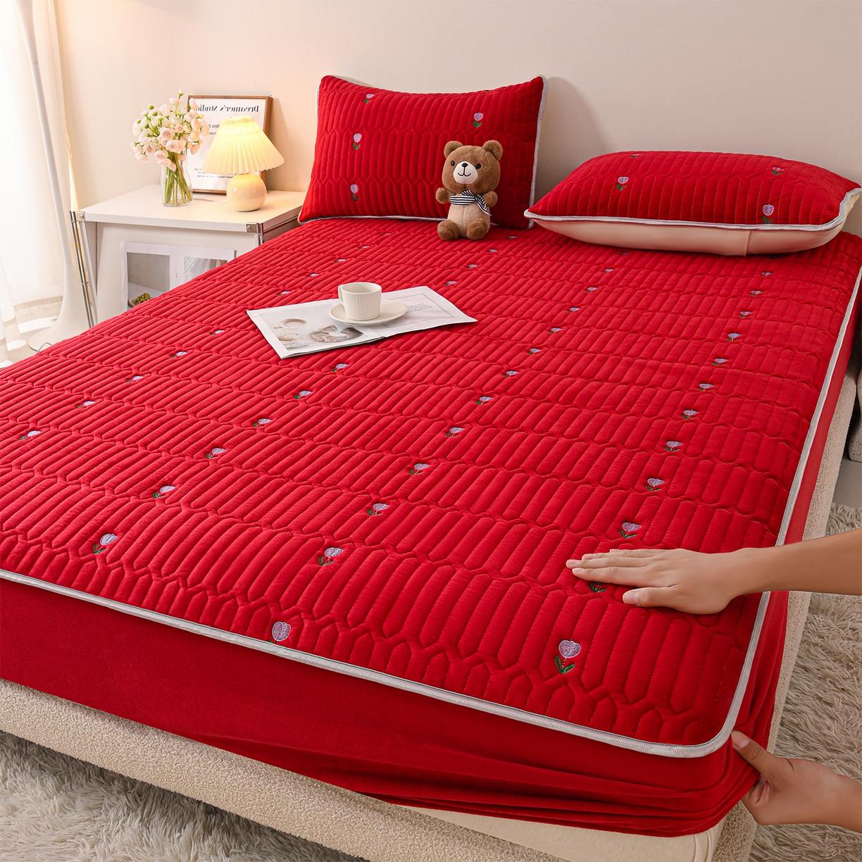 91家纺网 家纺一手货源 找家纺 （总）推推家纺 2025新款刺绣夹棉宝宝绒床笠牛奶绒床垫保护套