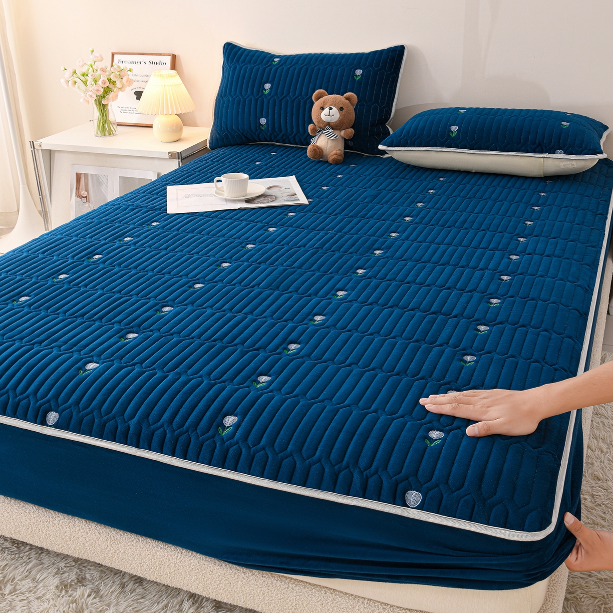 91家纺网 家纺一手货源 找家纺 （总）推推家纺 2025新款刺绣夹棉宝宝绒床笠牛奶绒床垫保护套