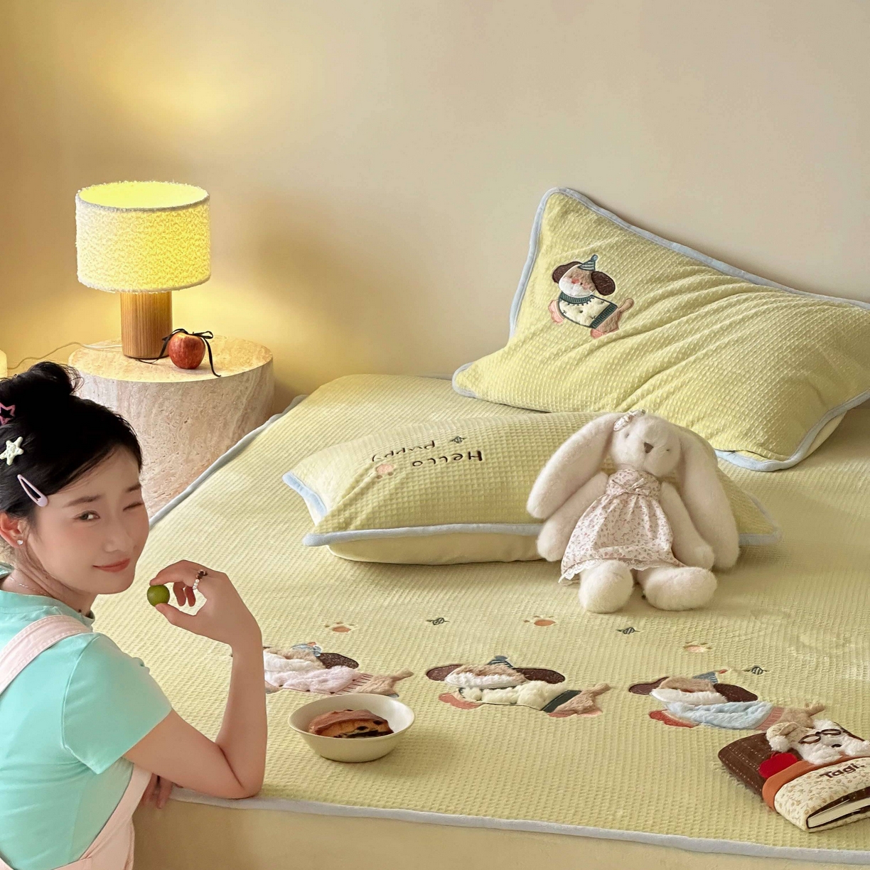 91家纺网 家纺一手货源 找家纺 Sweet dreams甜梦 2025新款华夫格绒兔毛贴布床笠三件套 三只小狗黄