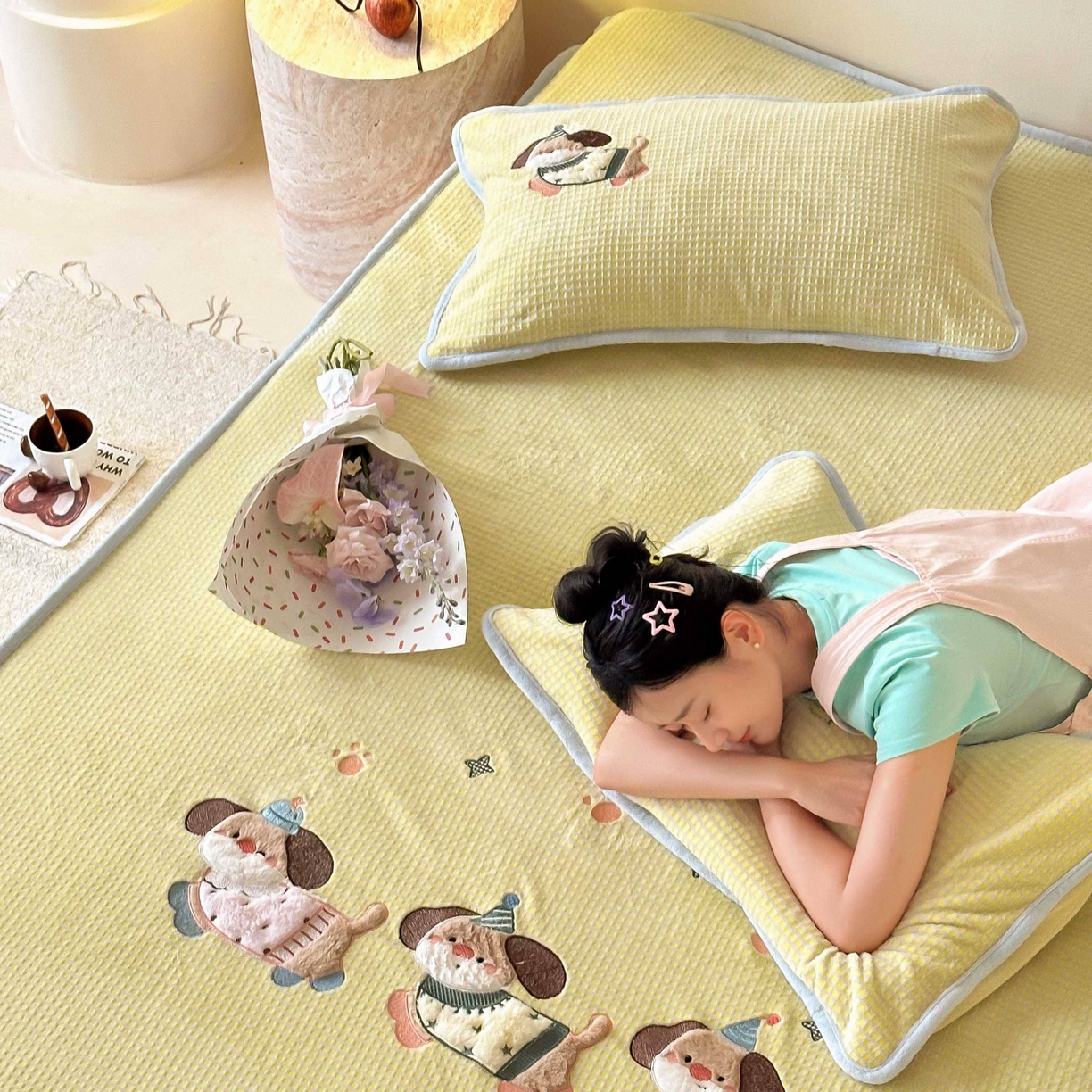 91家纺网 家纺一手货源 找家纺 Sweet dreams甜梦 2025新款华夫格绒兔毛贴布床笠三件套 三只小狗黄