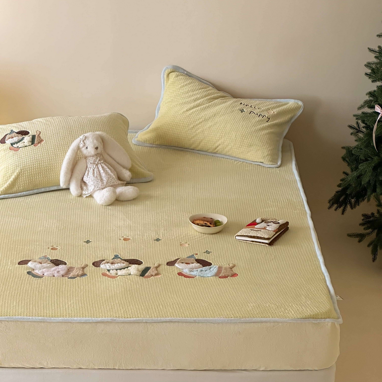 91家纺网 家纺一手货源 找家纺 Sweet dreams甜梦 2025新款华夫格绒兔毛贴布床笠三件套 三只小狗黄