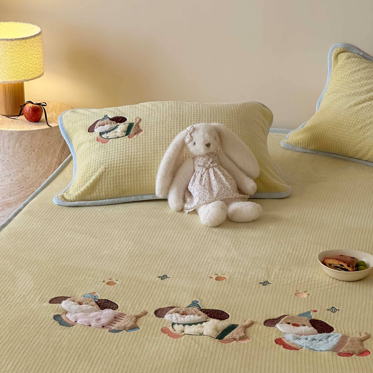 91家纺网 家纺一手货源 找家纺 Sweet dreams甜梦 2025新款华夫格绒兔毛贴布床笠三件套 三只小狗黄