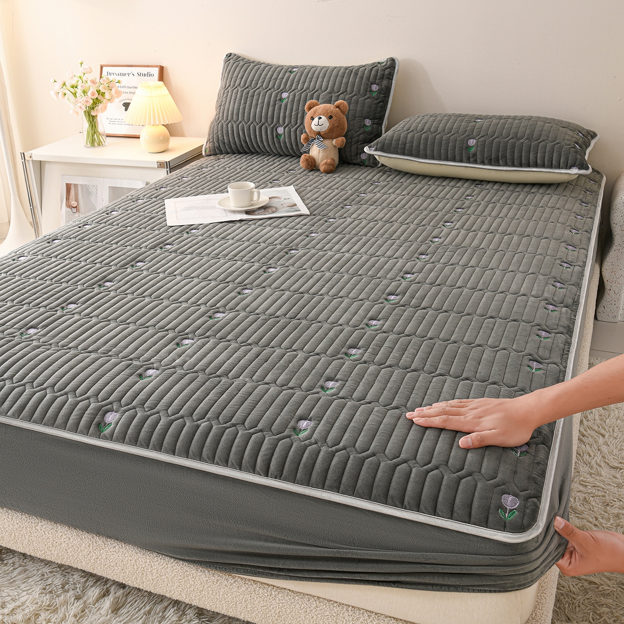 91家纺网 家纺一手货源 找家纺 （总）推推家纺 2025新款刺绣夹棉宝宝绒床笠牛奶绒床垫保护套