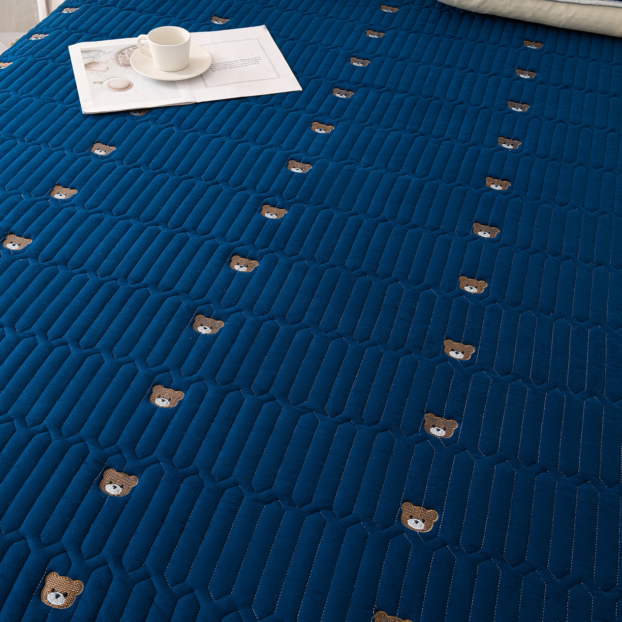 91家纺网 家纺一手货源 找家纺 推推家纺 2025新款刺绣夹棉宝宝绒床笠牛奶绒床垫保护套 三色熊-蓝色