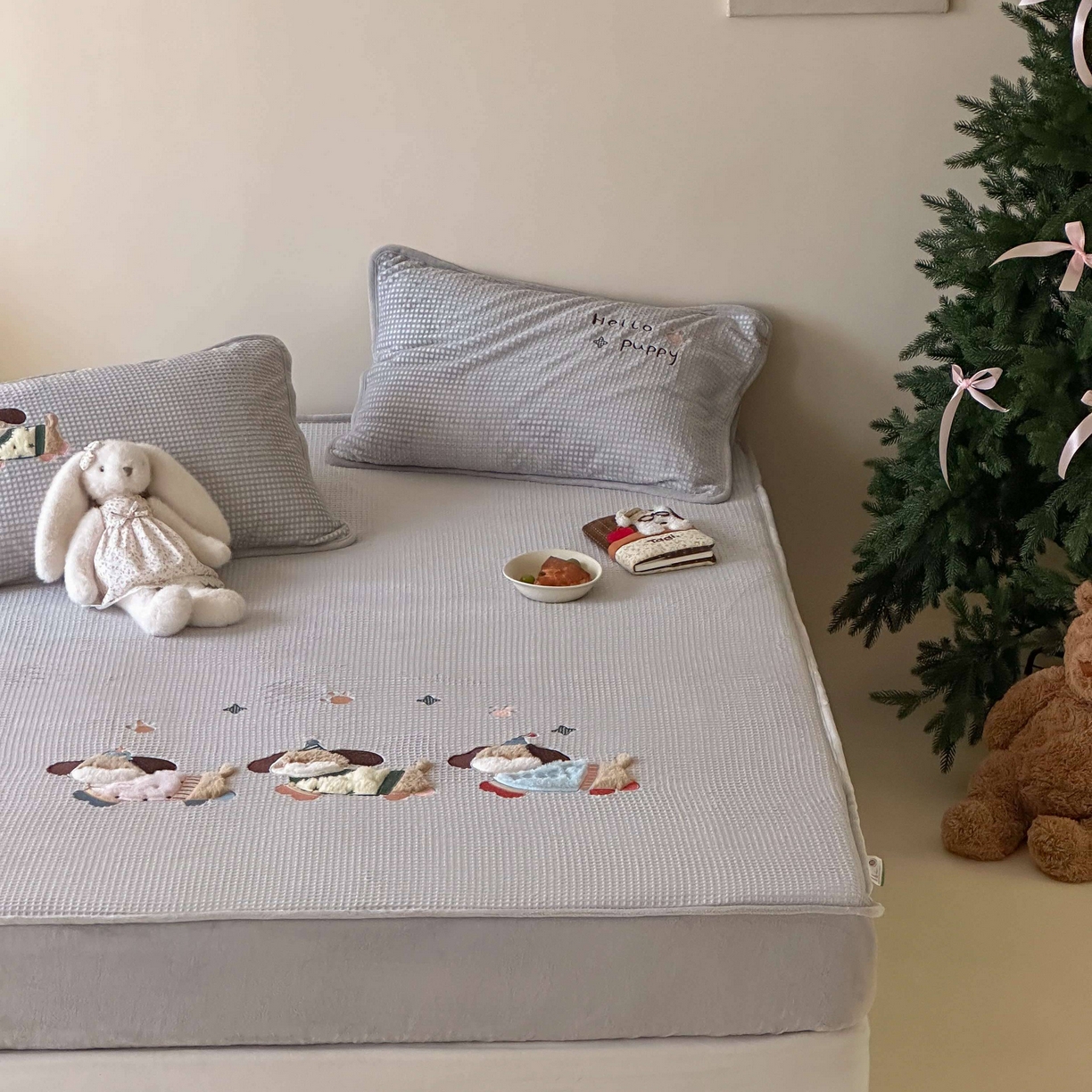 91家纺网 家纺一手货源 找家纺 Sweet dreams甜梦 2025新款华夫格绒兔毛贴布床笠三件套 三只小狗灰