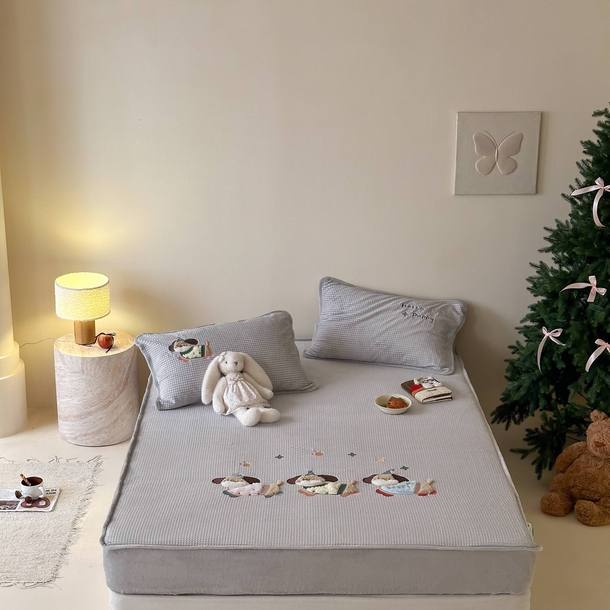 91家纺网 家纺一手货源 找家纺 Sweet dreams甜梦 2025新款华夫格绒兔毛贴布床笠三件套 三只小狗灰