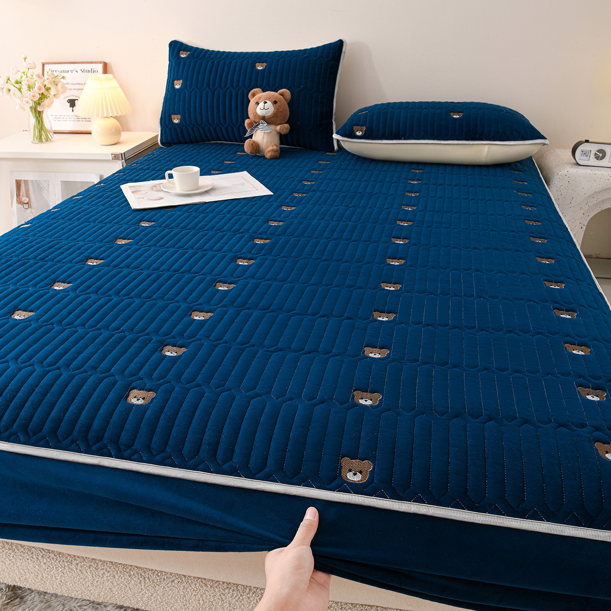 91家纺网 家纺一手货源 找家纺 推推家纺 2025新款刺绣夹棉宝宝绒床笠牛奶绒床垫保护套 三色熊-蓝色