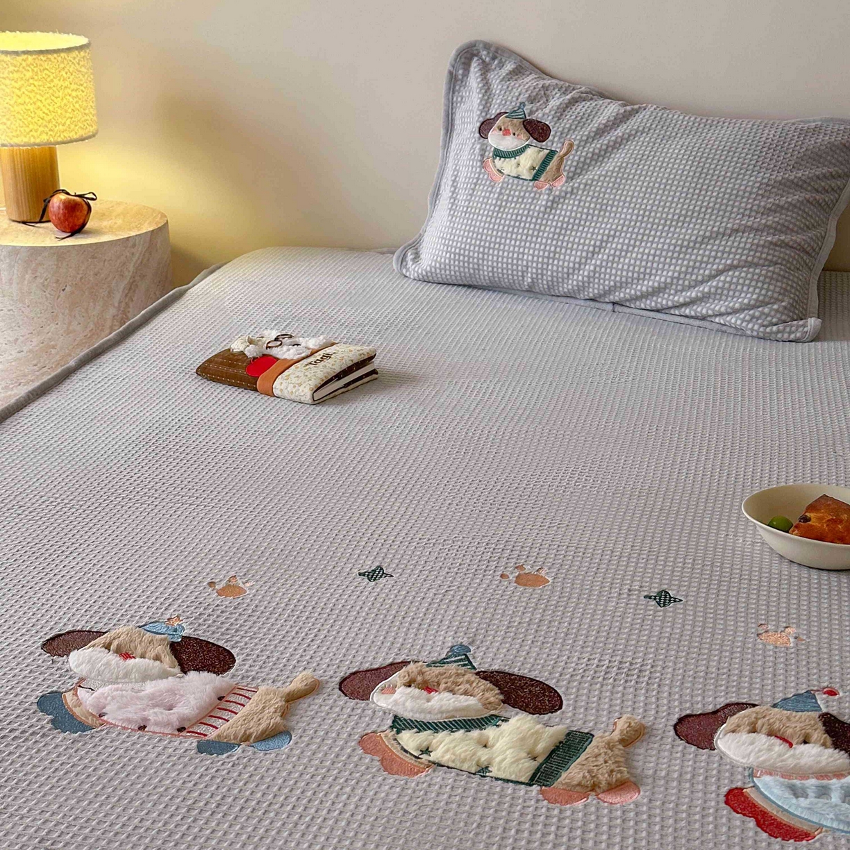 91家纺网 家纺一手货源 找家纺 Sweet dreams甜梦 2025新款华夫格绒兔毛贴布床笠三件套 三只小狗灰