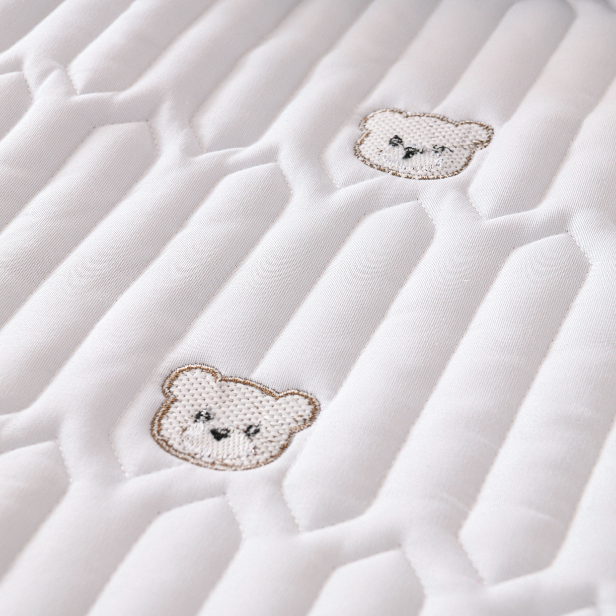 91家纺网 家纺一手货源 找家纺 推推家纺 2025新款刺绣夹棉宝宝绒床笠牛奶绒床垫保护套 三色熊-蓝色