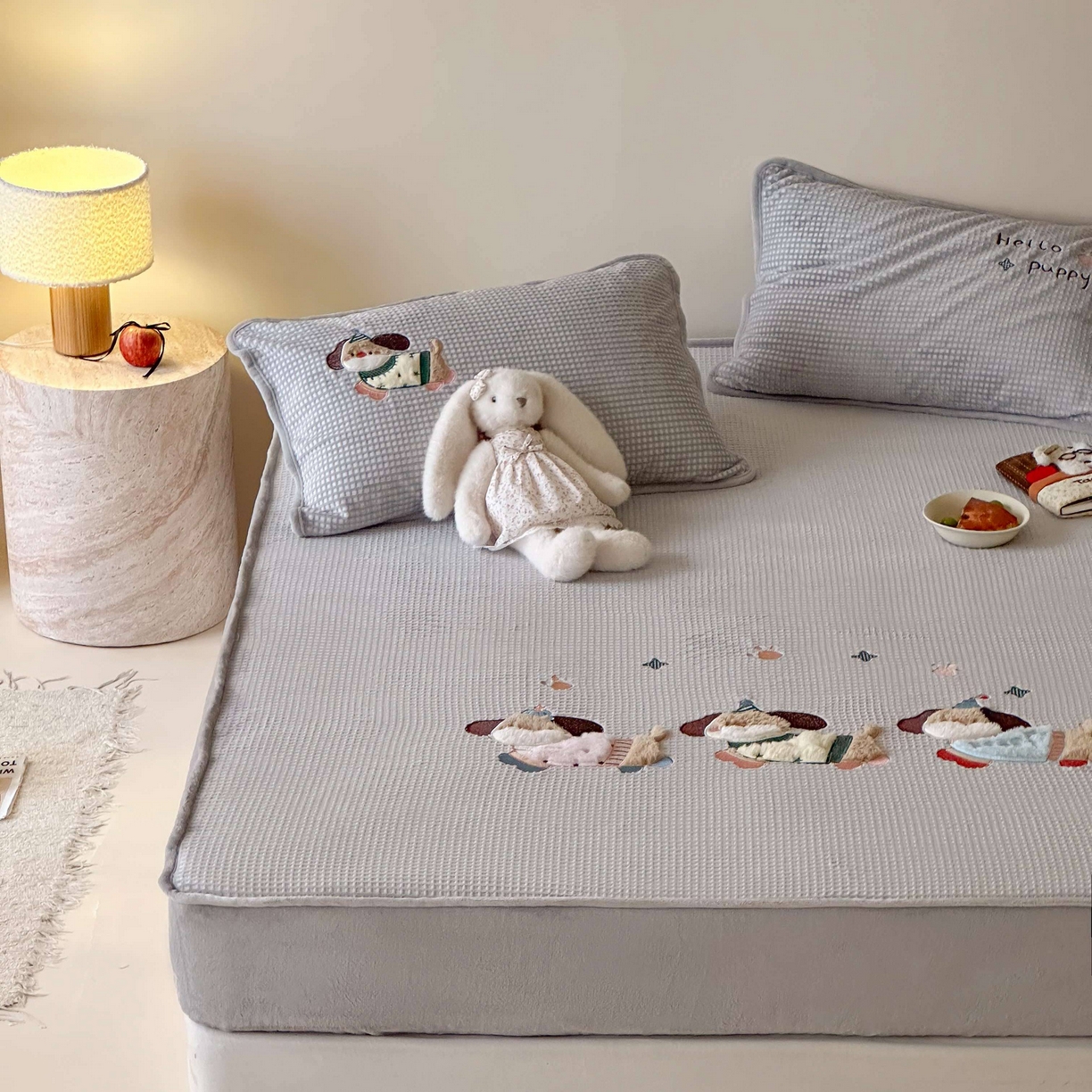 91家纺网 家纺一手货源 找家纺 Sweet dreams甜梦 2025新款华夫格绒兔毛贴布床笠三件套 三只小狗灰