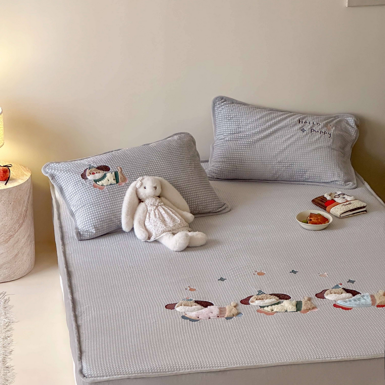 91家纺网 家纺一手货源 找家纺 Sweet dreams甜梦 2025新款华夫格绒兔毛贴布床笠三件套 三只小狗灰