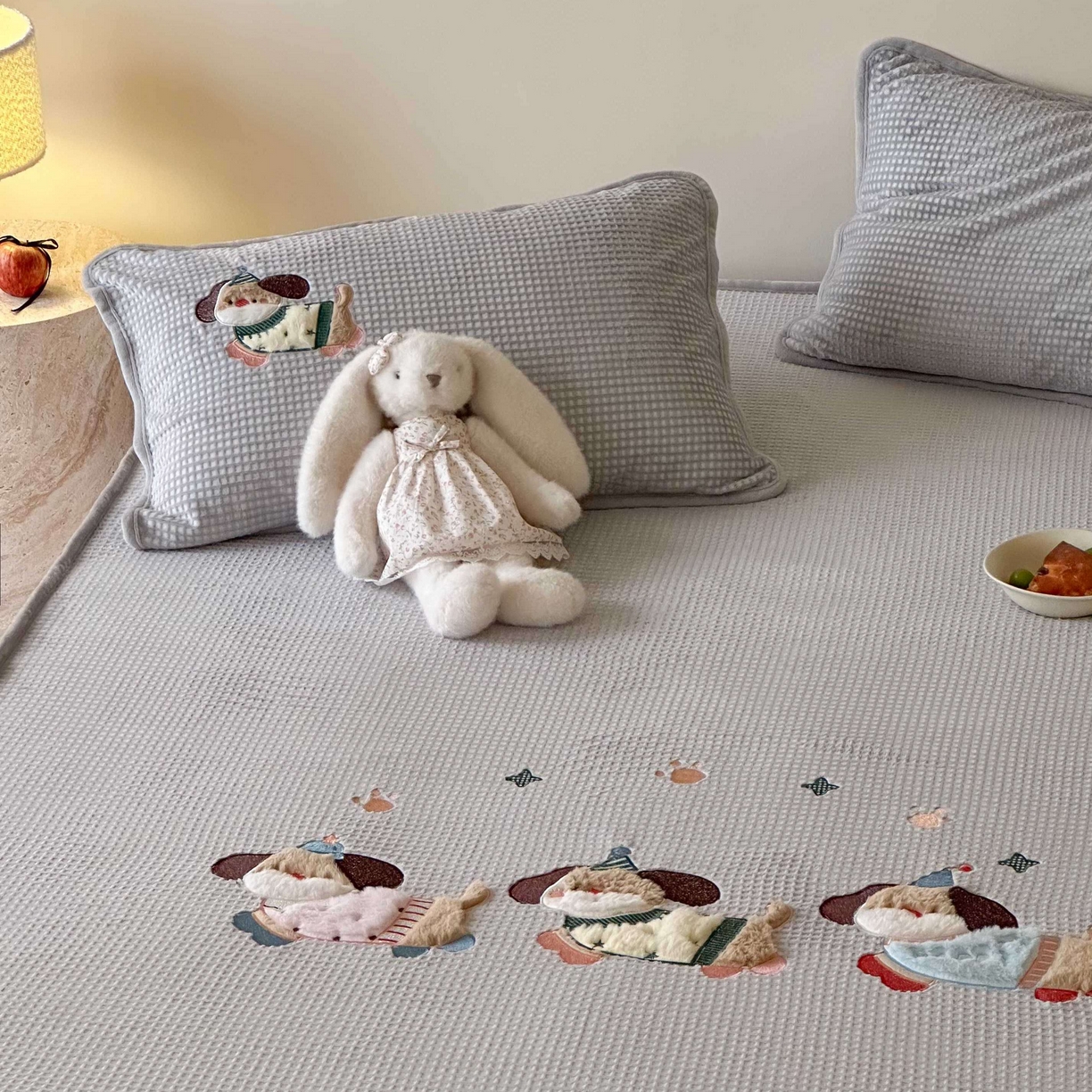 91家纺网 家纺一手货源 找家纺 Sweet dreams甜梦 2025新款华夫格绒兔毛贴布床笠三件套 三只小狗灰