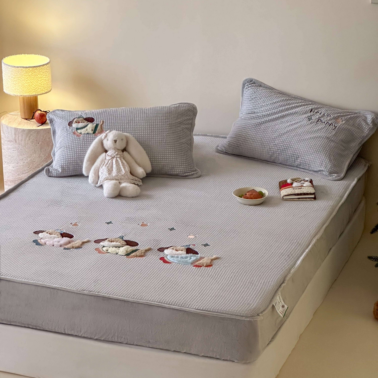 91家纺网 家纺一手货源 找家纺 Sweet dreams甜梦 2025新款华夫格绒兔毛贴布床笠三件套 三只小狗灰