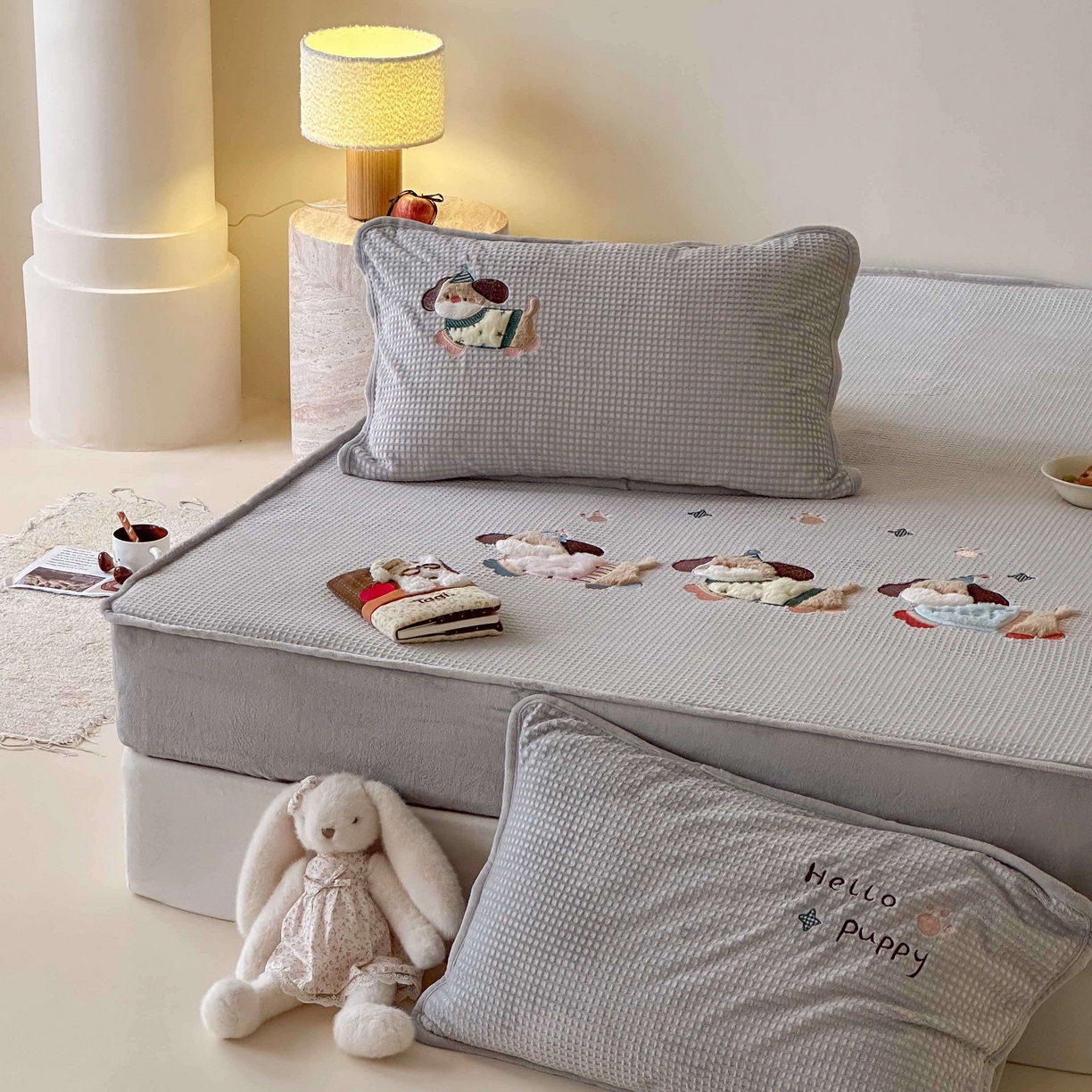 91家纺网 家纺一手货源 找家纺 Sweet dreams甜梦 2025新款华夫格绒兔毛贴布床笠三件套 三只小狗灰