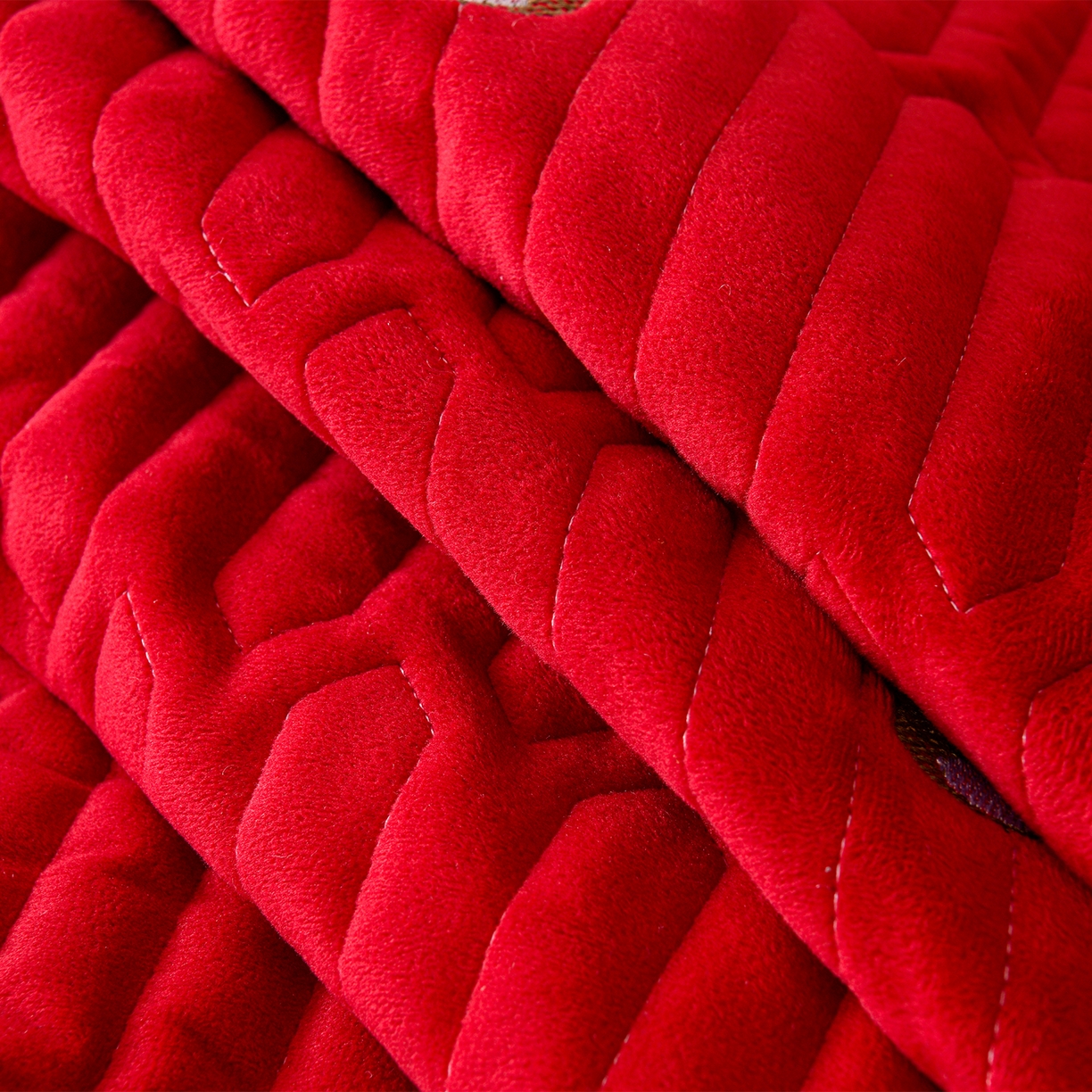 91家纺网 家纺一手货源 找家纺 推推家纺 2025新款刺绣夹棉宝宝绒床笠牛奶绒床垫保护套 三色熊-酒红