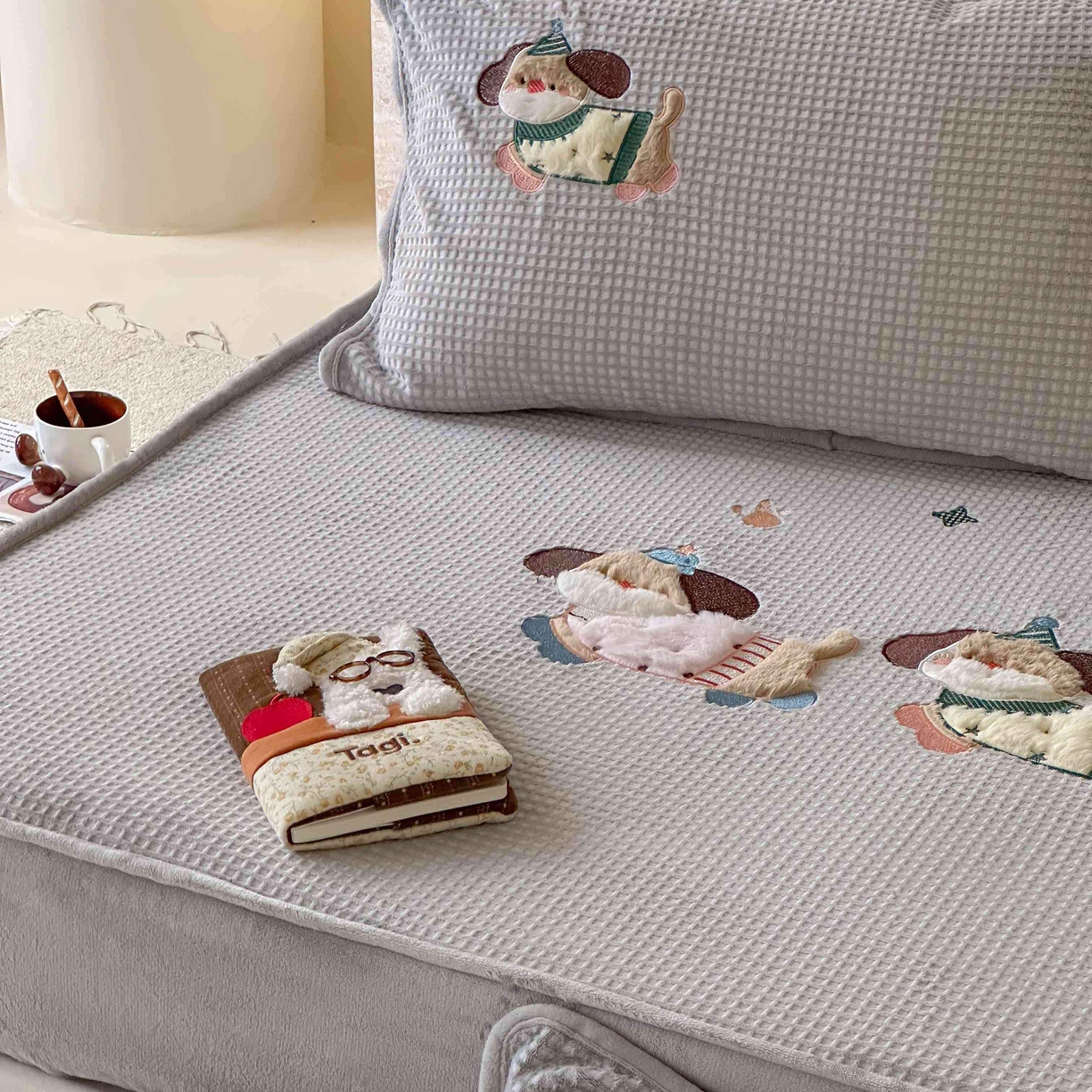 91家纺网 家纺一手货源 找家纺 Sweet dreams甜梦 2025新款华夫格绒兔毛贴布床笠三件套 三只小狗灰