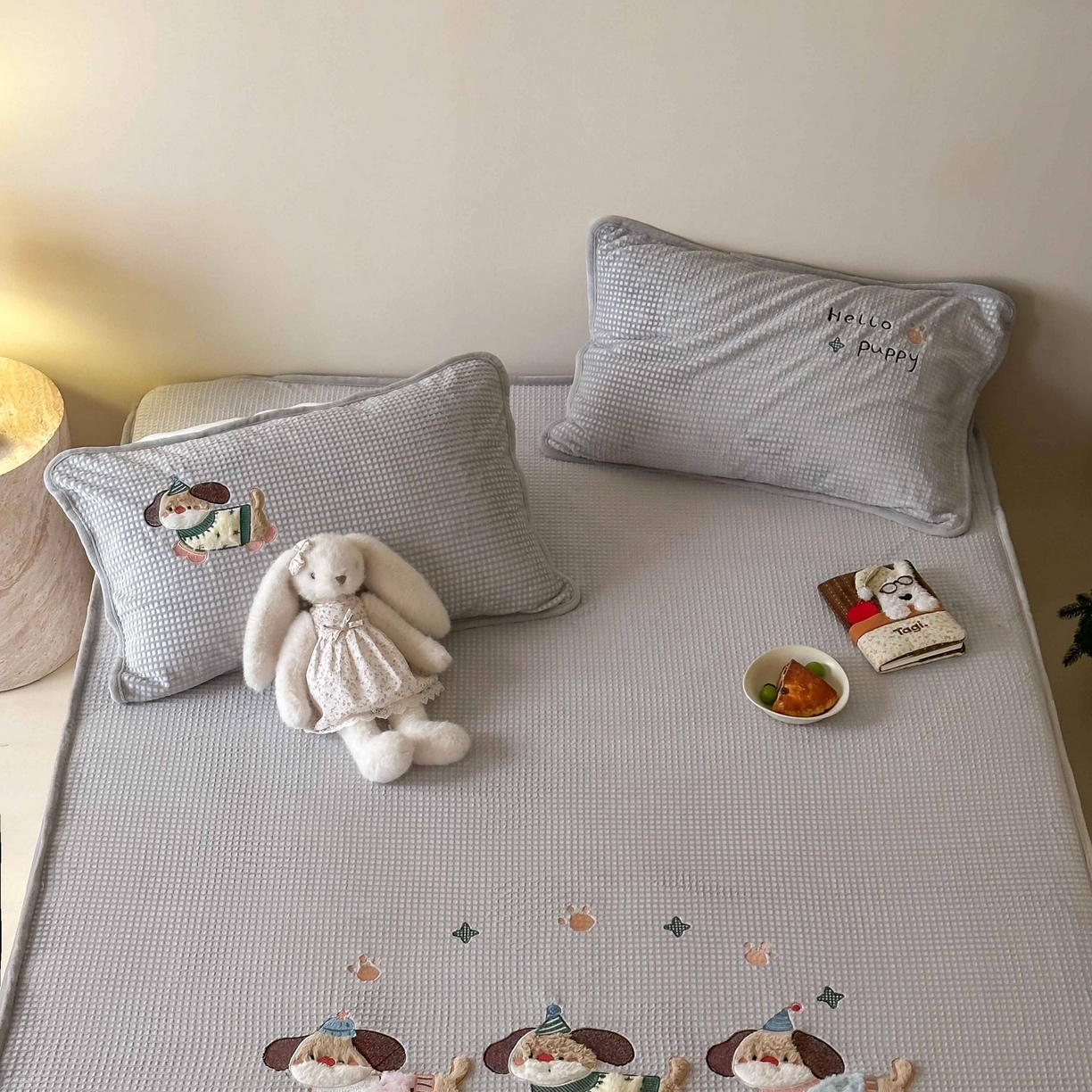 91家纺网 家纺一手货源 找家纺 Sweet dreams甜梦 2025新款华夫格绒兔毛贴布床笠三件套 三只小狗灰