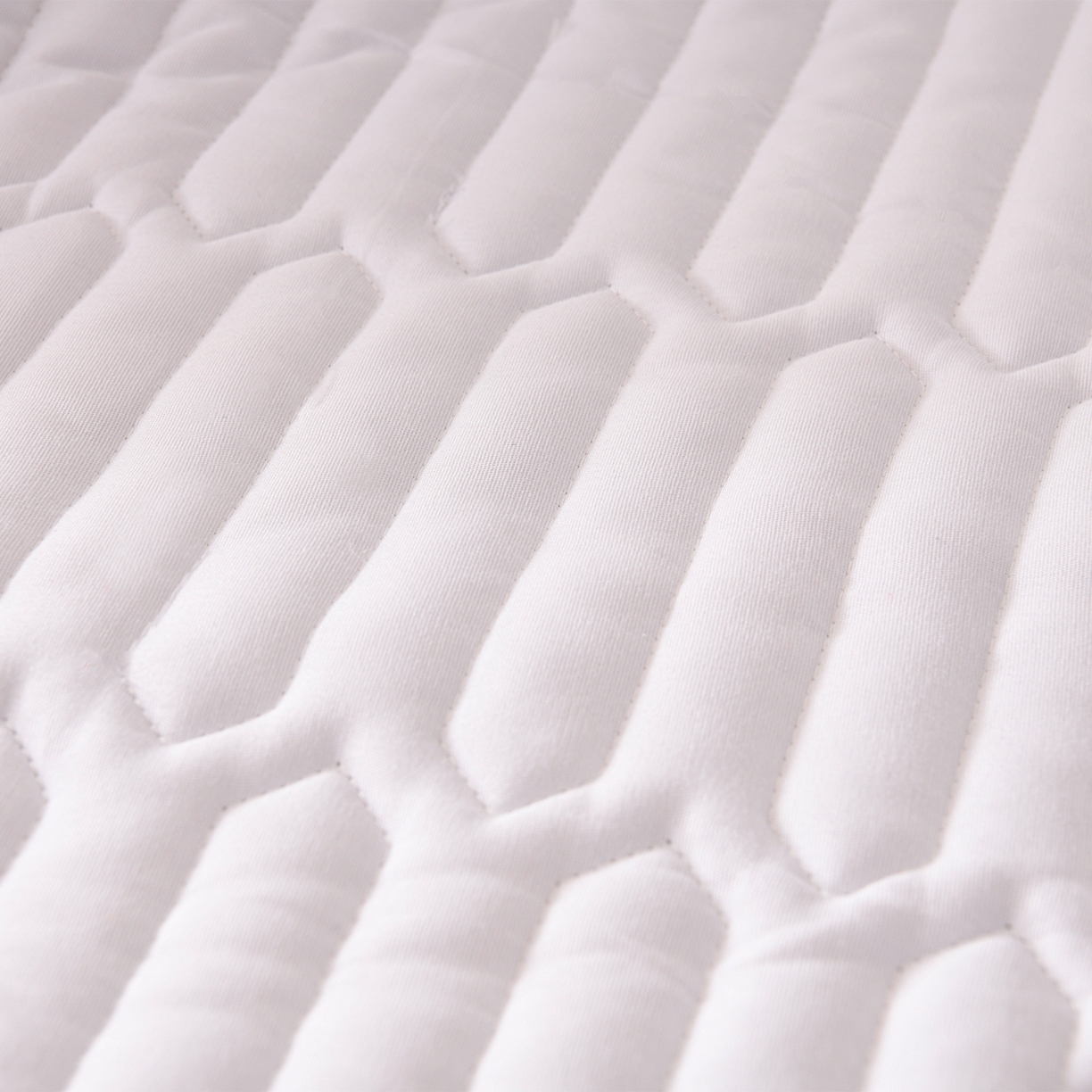 91家纺网 家纺一手货源 找家纺 推推家纺 2025新款刺绣夹棉宝宝绒床笠牛奶绒床垫保护套 三色熊-酒红