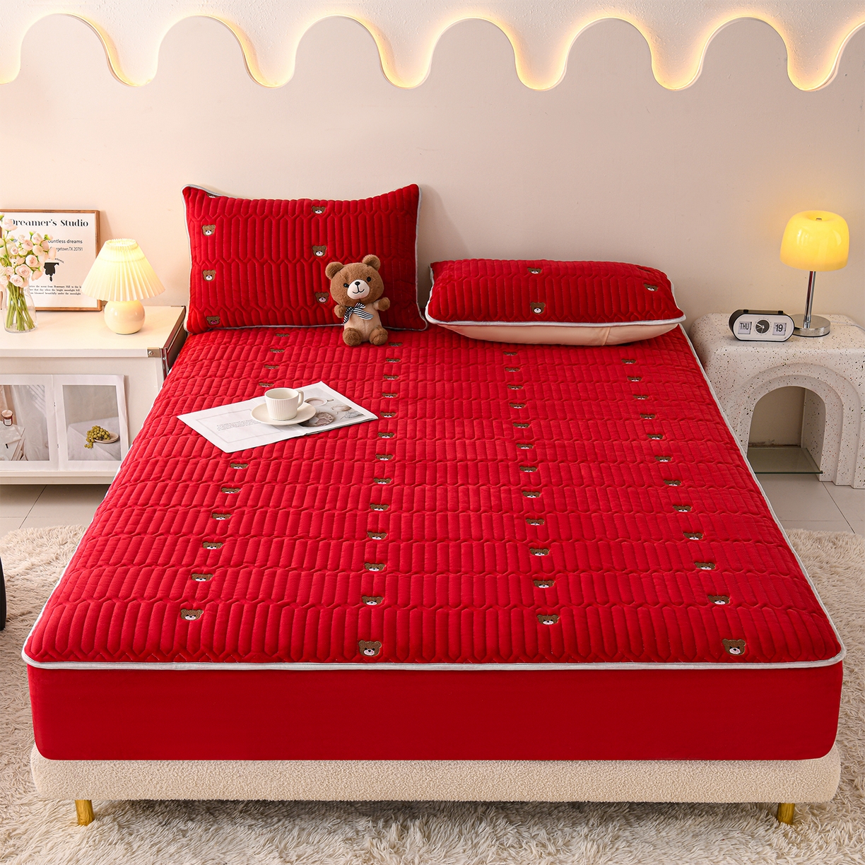 91家纺网 家纺一手货源 找家纺 推推家纺 2025新款刺绣夹棉宝宝绒床笠牛奶绒床垫保护套 三色熊-酒红